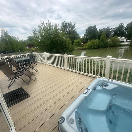 Luxury Lakeside Lodge L2 With Hot Tub Situated At Tattershall Lakes Country Park Exterior foto