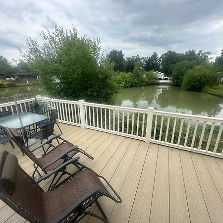 Luxury Lakeside Lodge L2 With Hot Tub Situated At Tattershall Lakes Country Park Exterior foto