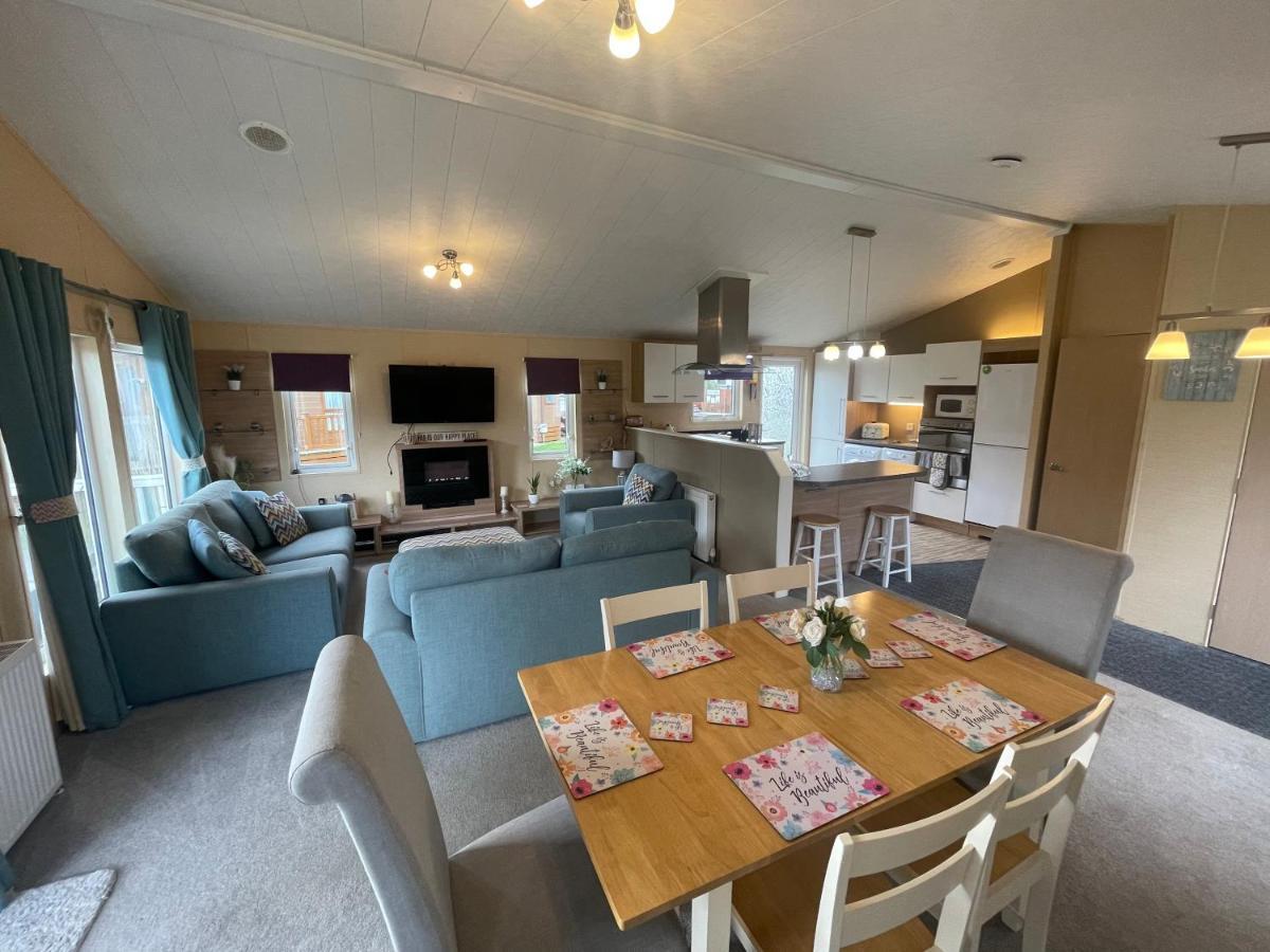 Luxury Lakeside Lodge L2 With Hot Tub Situated At Tattershall Lakes Country Park Exterior foto