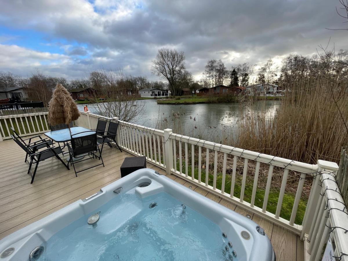 Luxury Lakeside Lodge L2 With Hot Tub Situated At Tattershall Lakes Country Park Exterior foto