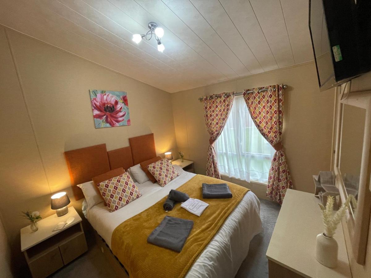 Luxury Lakeside Lodge L2 With Hot Tub Situated At Tattershall Lakes Country Park Exterior foto