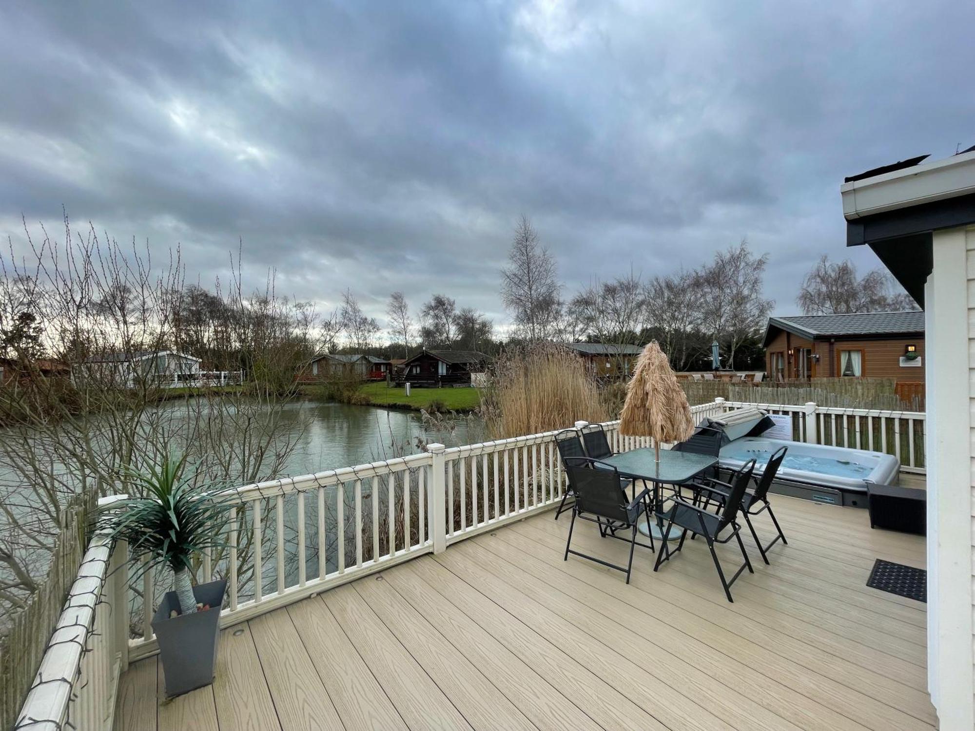 Luxury Lakeside Lodge L2 With Hot Tub Situated At Tattershall Lakes Country Park Exterior foto