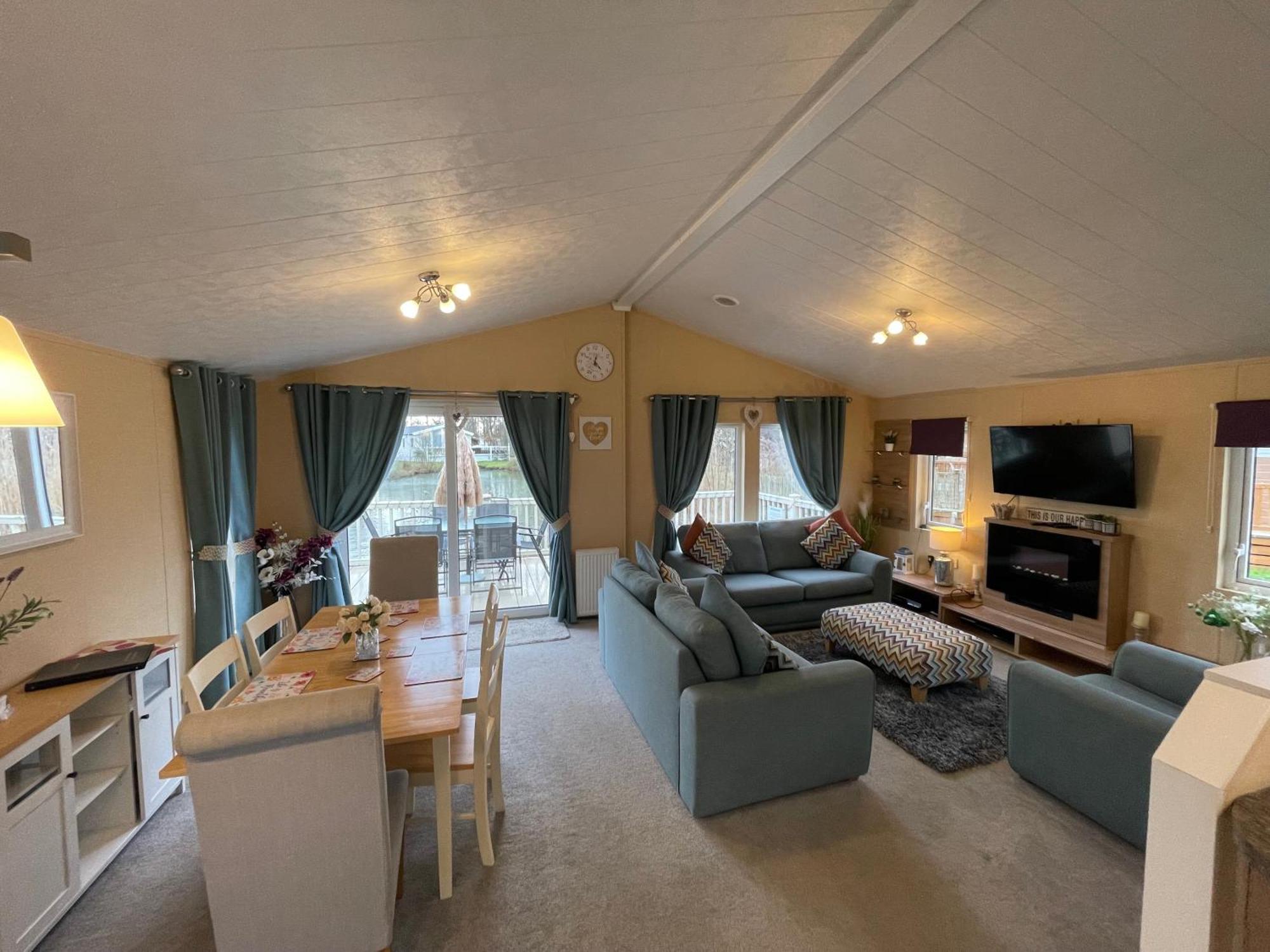 Luxury Lakeside Lodge L2 With Hot Tub Situated At Tattershall Lakes Country Park Exterior foto