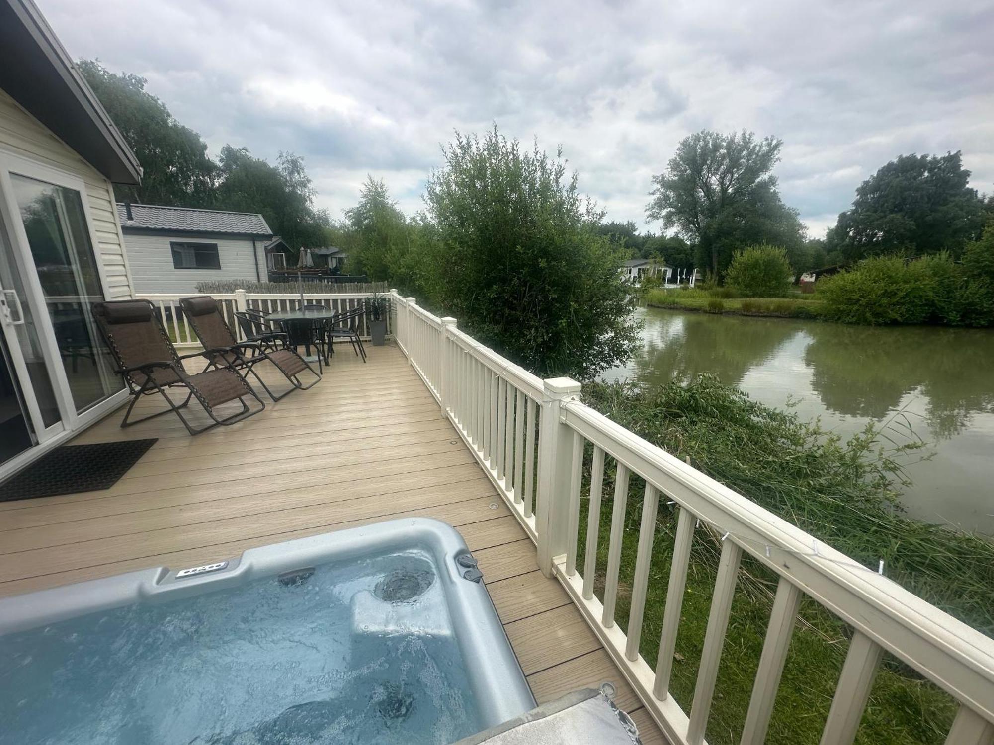 Luxury Lakeside Lodge L2 With Hot Tub Situated At Tattershall Lakes Country Park Exterior foto